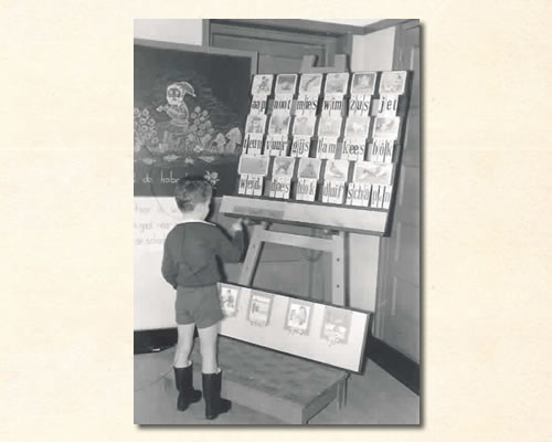 jongen_bij_klassikale_leesplank_1960