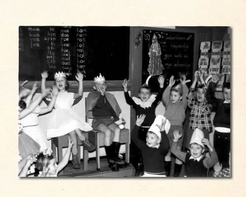klas_met_klassikale_leesplank_achter_in_de_klas