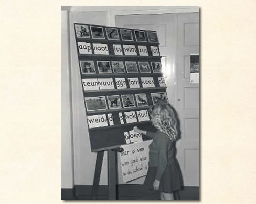 meisje_bij_klassikale_leesplank_1963
