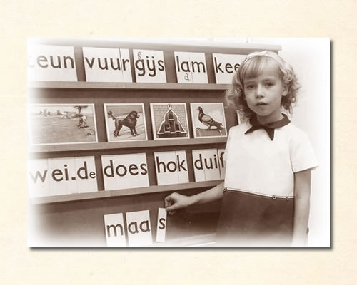 meisje_bij_klassikale_leesplank_met_m