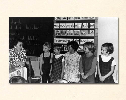 Klassikale leesplank met 5 kinderen ervoor