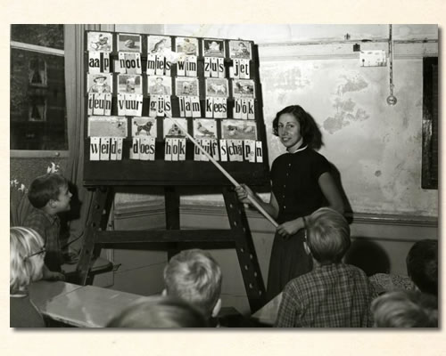 juffrouw_met_aanwijsstok_voor_klassikale_leeplank_1956