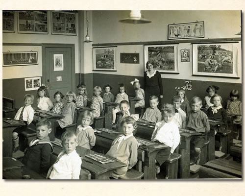 klassenfoto_met_leesplankjes_rond_1920