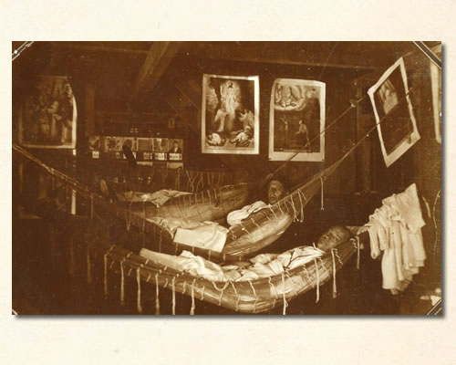 fraters_in_hangmat_Suriname met klassikaal leesbord