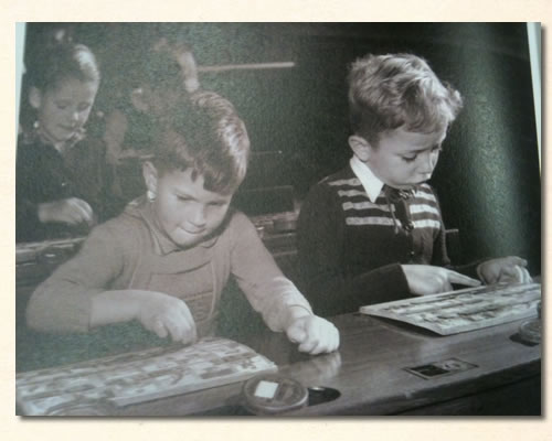 twee_jongetjes_met_leesplankjes_aan_het_werk