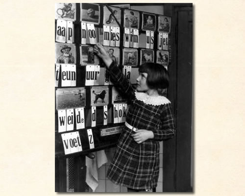 meisje_bij_klassikaal_aap_noot_mies_bord