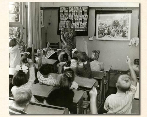 klaslokaal_in_Spaarnestad_1951_met_klassikale_leesplank