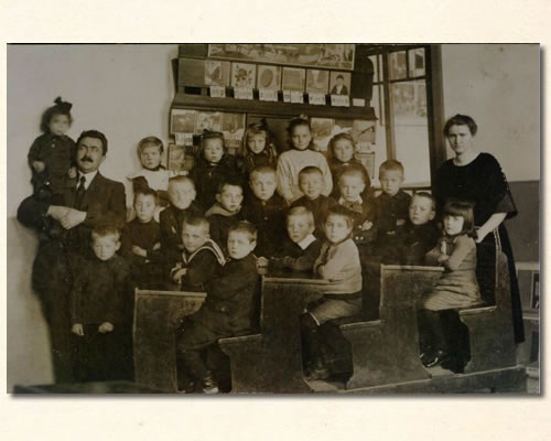 zeer_oud_klasje_St-Willebrordstraat_Berkel_met_klassikaal_leesbord