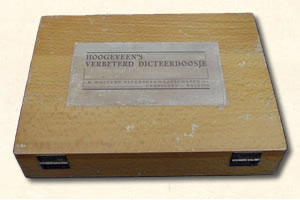 Dicteerdoosje M.B. Hoogeveen 1933-1939. Aap Noot Mies